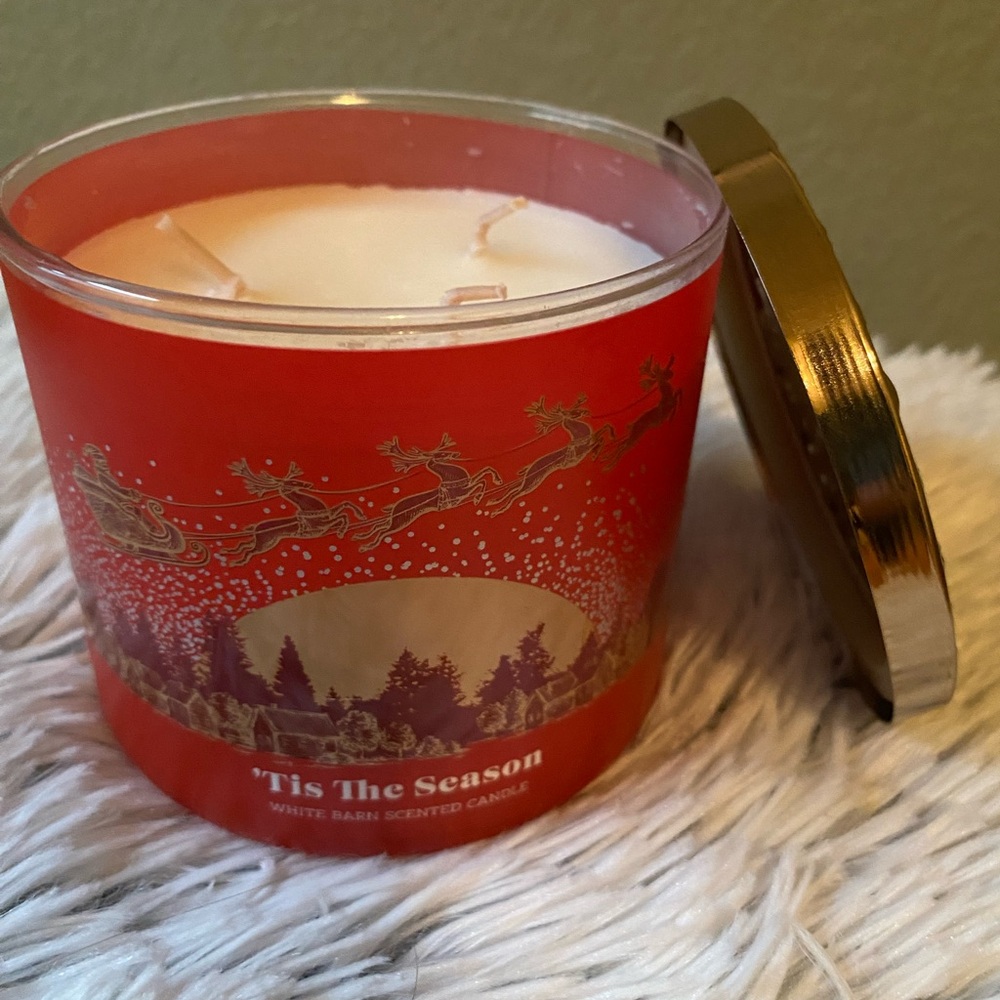 Bath and body works candle - Tis the Season